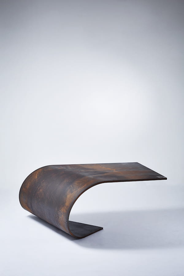 Table basse en métal faite par Paul Cocksedge, nom du meuble : Poised